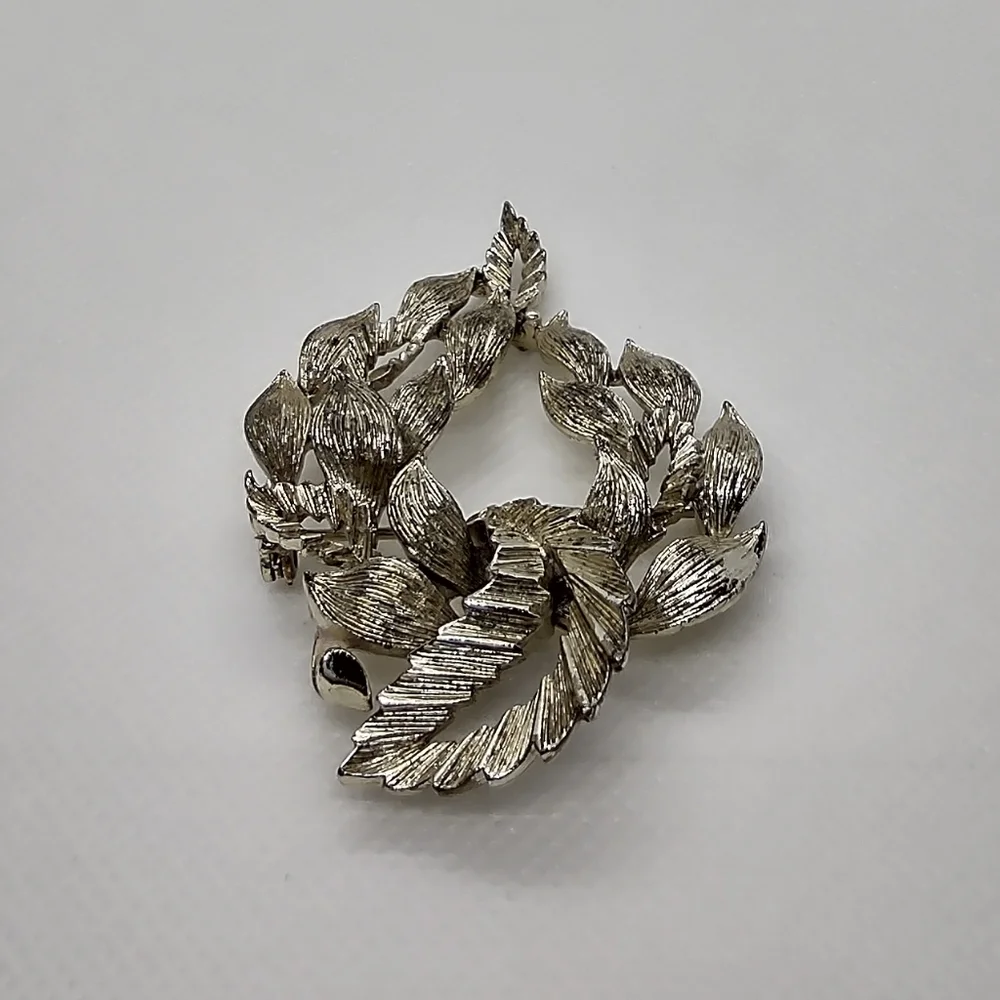 Vintage Lisner Vining Leaves Brooch‎